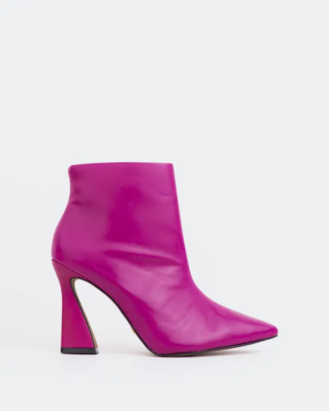 Gata Fuschia Leather sold by L'Intervalle