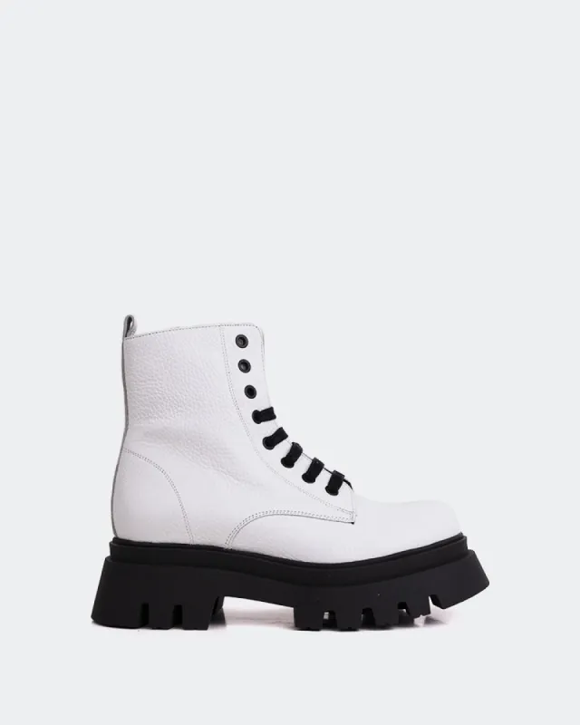 Sainz White Leather sold by L'Intervalle