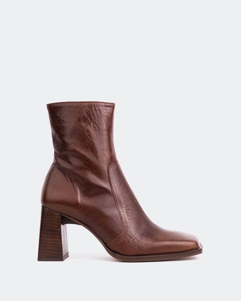 Chard Chestnut Leather sold by L'Intervalle