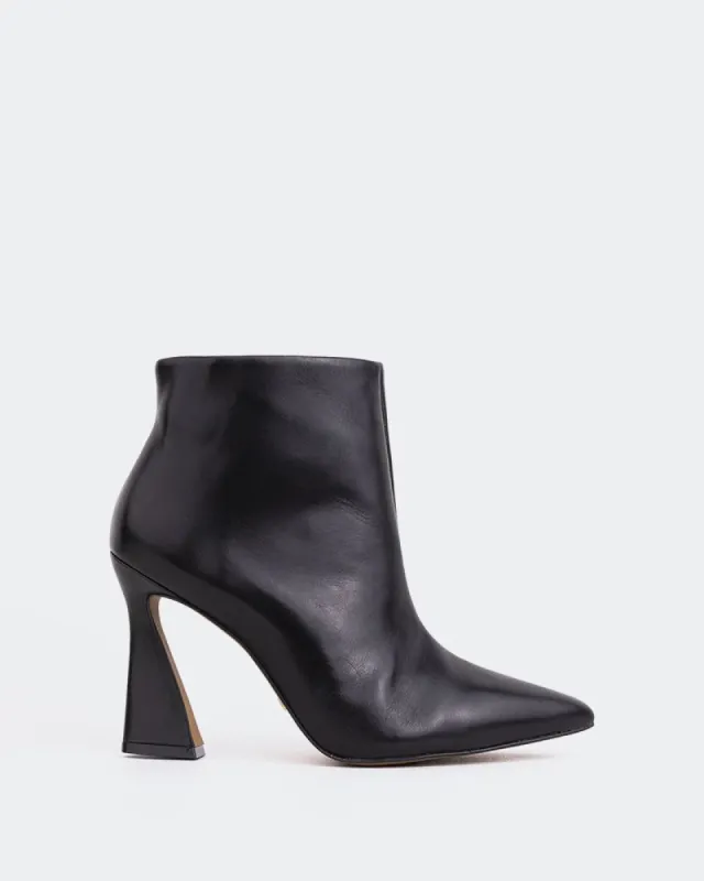 Gata Black Leather sold by L'Intervalle