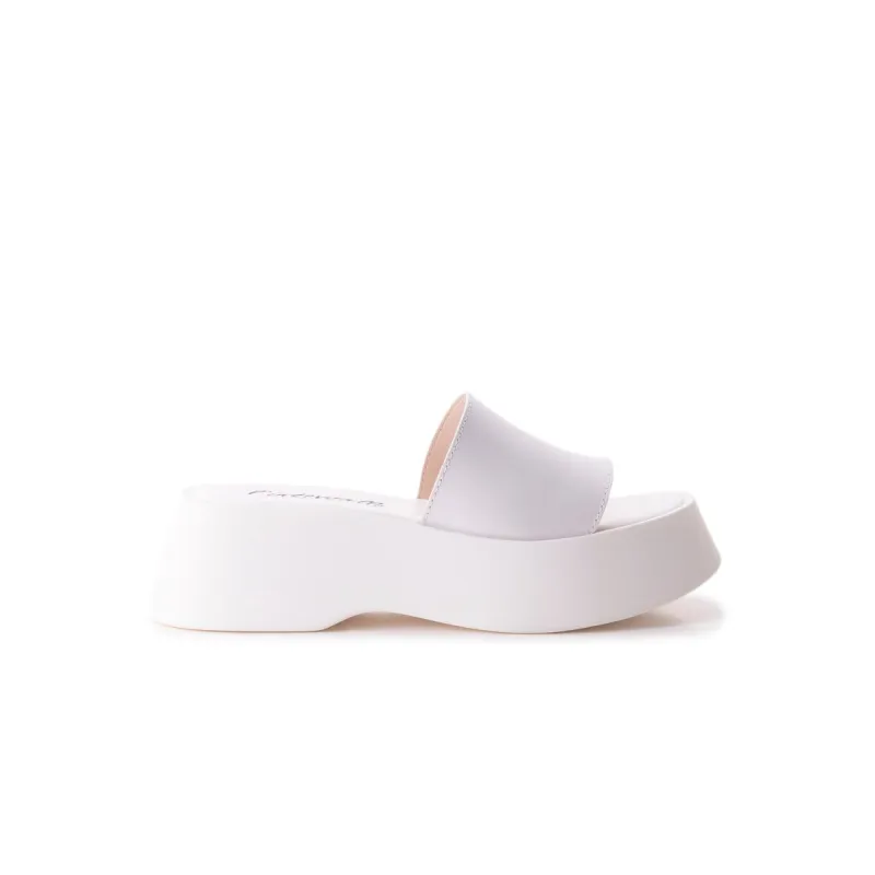 Chino White Leather sold by L'Intervalle