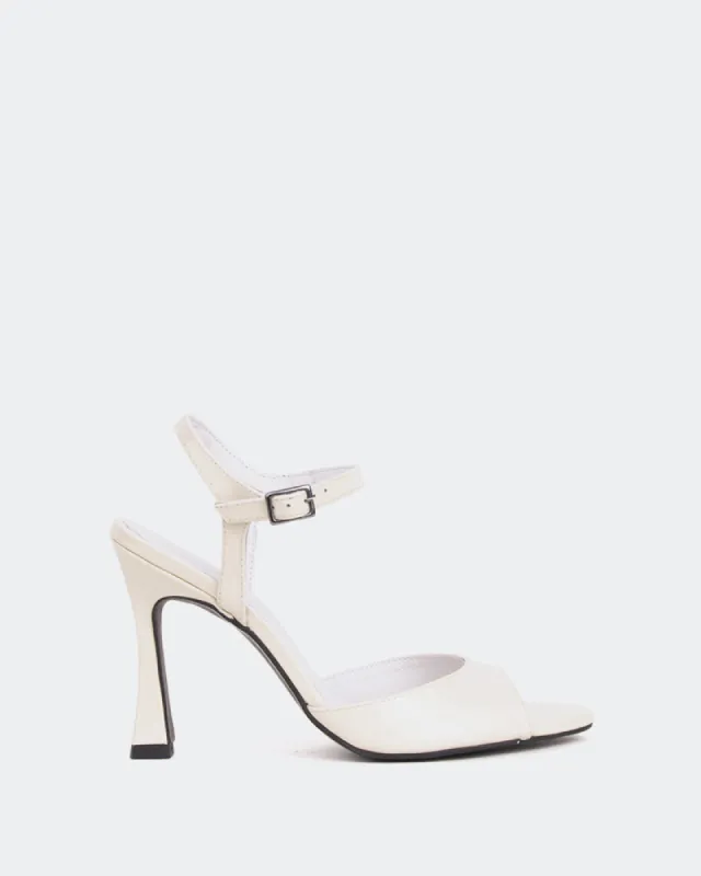 Miracle Off White Patent/Vern.Blanc Cassé sold by L'Intervalle