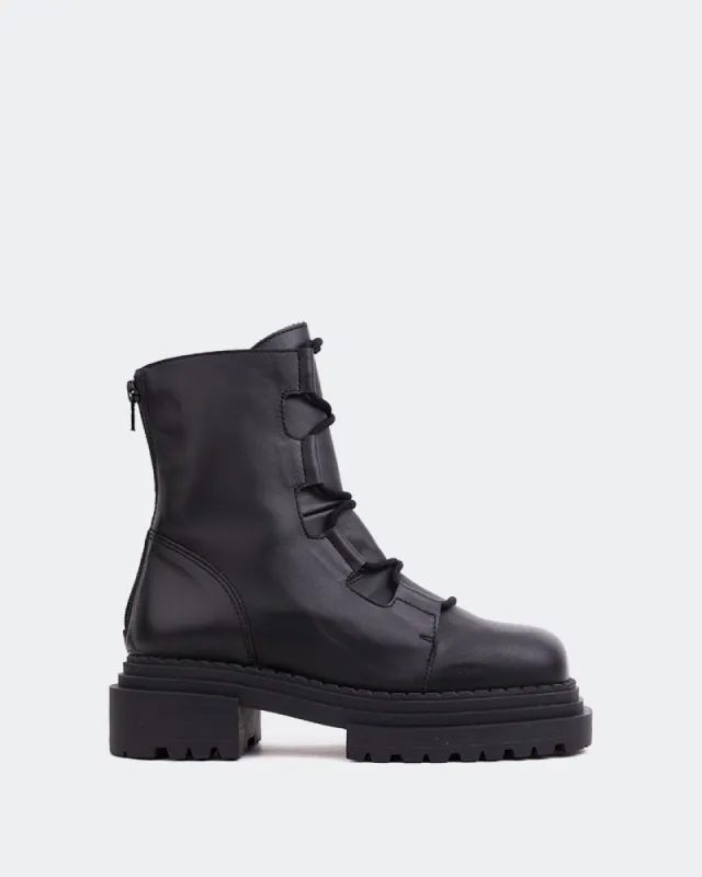 Pantone Black Leather sold by L'Intervalle