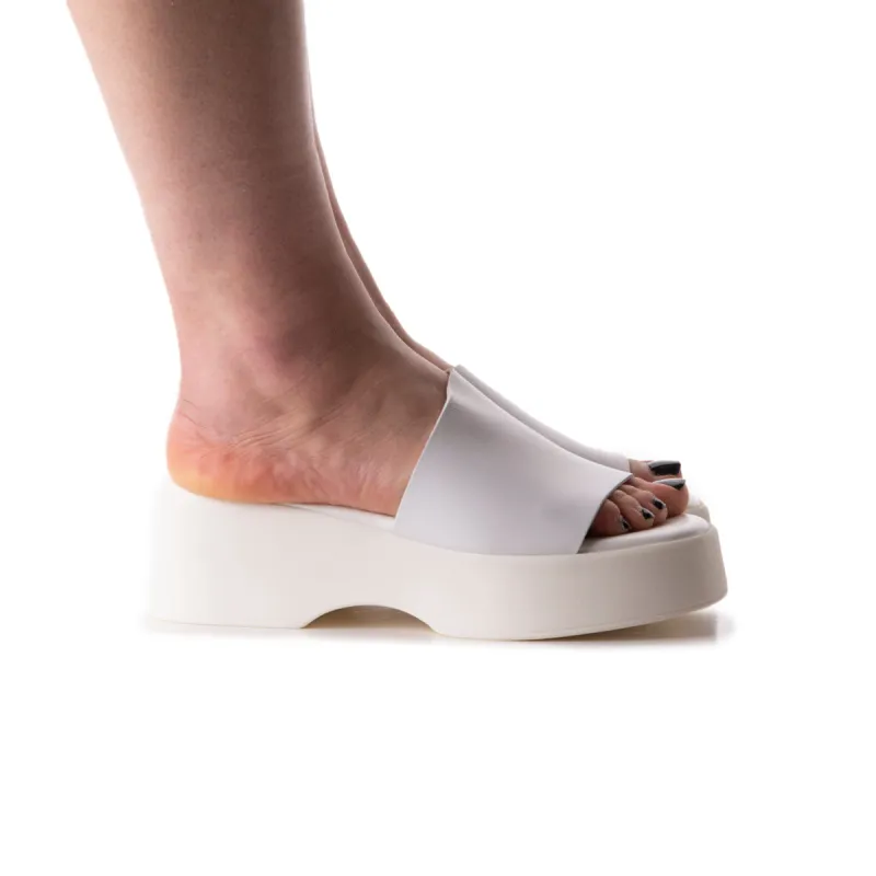 Hatsu White Leather sold by L'Intervalle