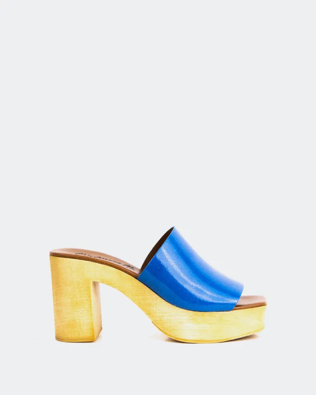 Snicker Blue Leather sold by L'Intervalle