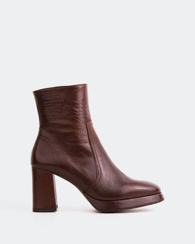 Filton Chestnut Leather sold by L'Intervalle