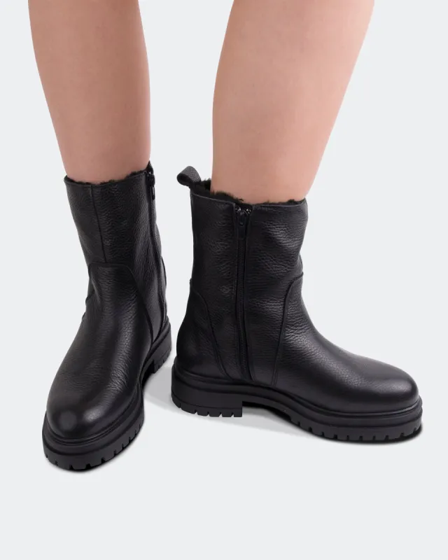 Oracus Black Leather sold by L'Intervalle