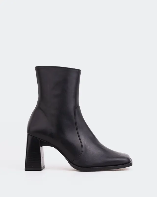 Chard Black Leather sold by L'Intervalle