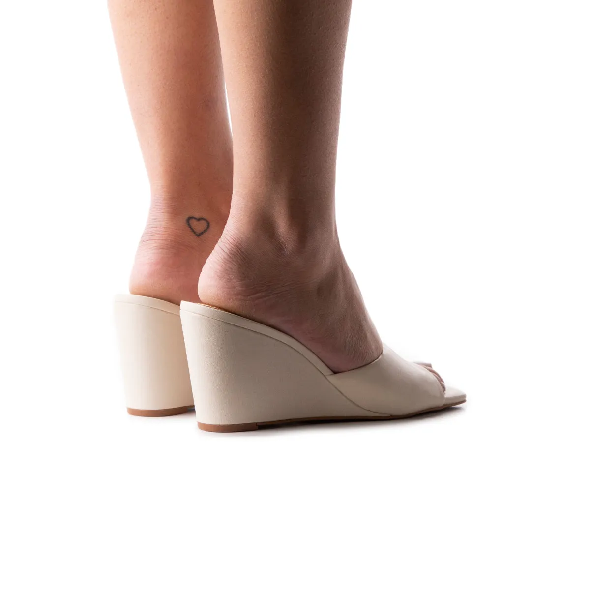 Toscana Cream Leather sold by L'Intervalle product image thumbnail 3