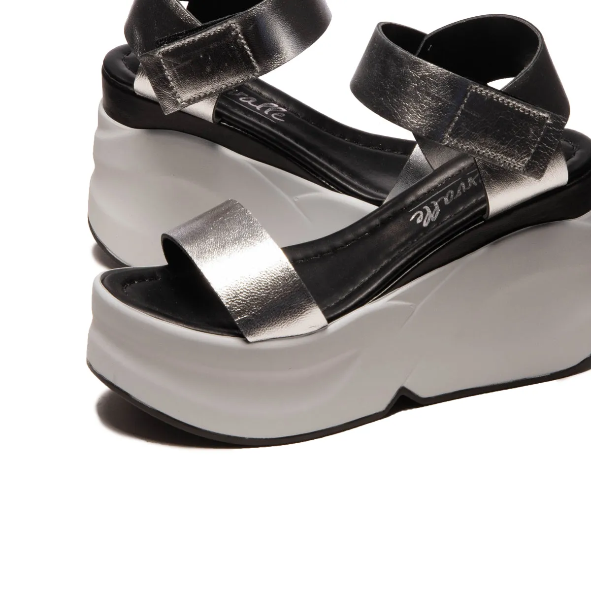 Thyme Silver Leather sold by L'Intervalle product image thumbnail 4