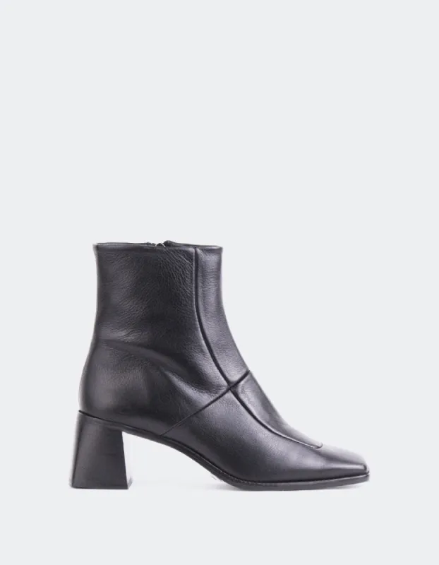 Larino Black Leather sold by L'Intervalle