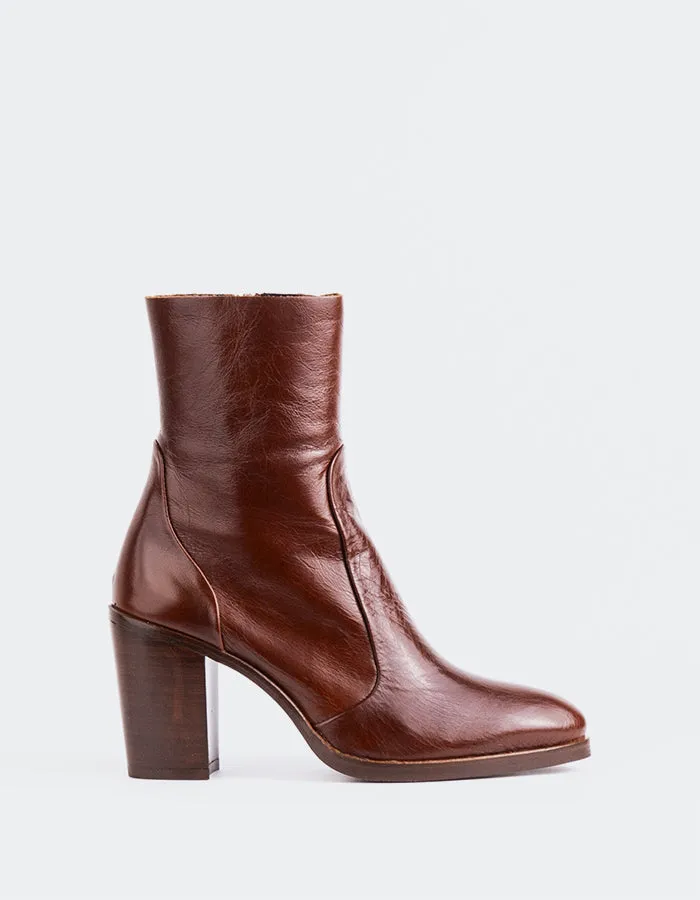 Giove Chestnut Leather sold by L'Intervalle