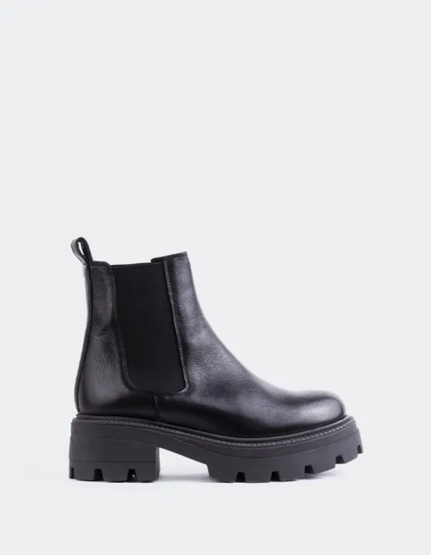 Giannis Black Leather sold by L'Intervalle