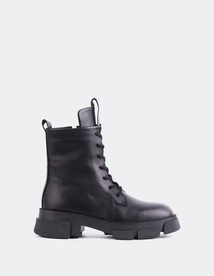 Almagro Black Leather sold by L'Intervalle