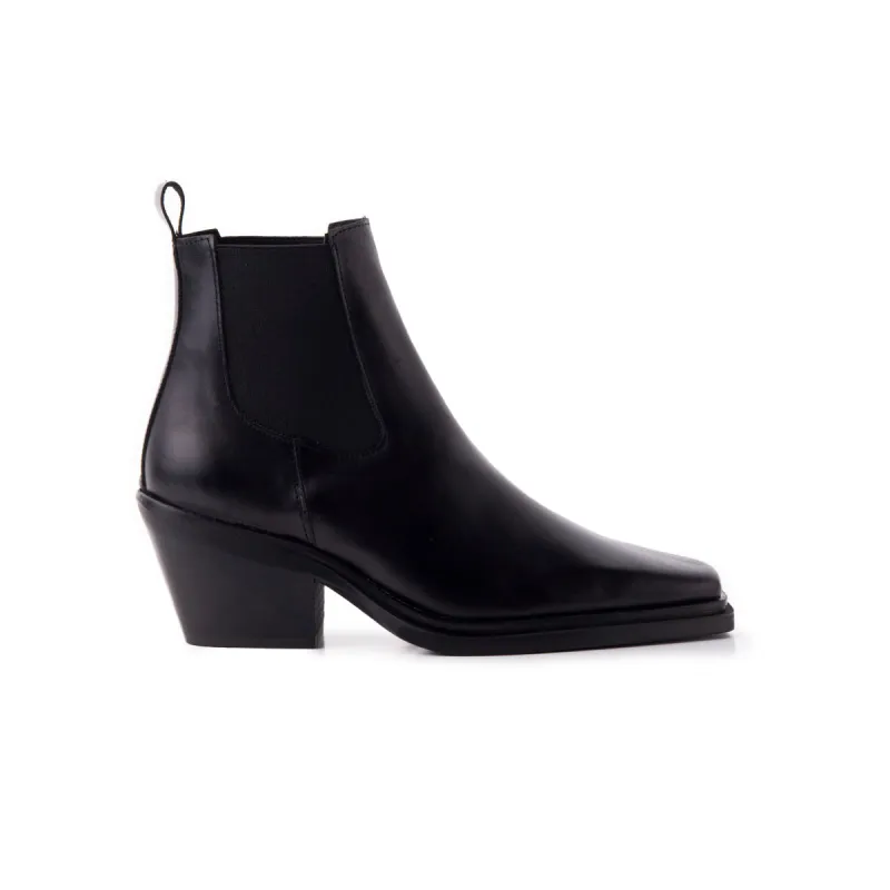 Lyndale Black Leather sold by L'Intervalle