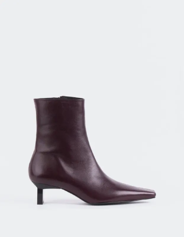 Karylle Burgundy Leather sold by L'Intervalle