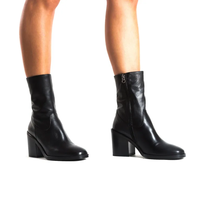 Maralik Black Leather sold by L'Intervalle