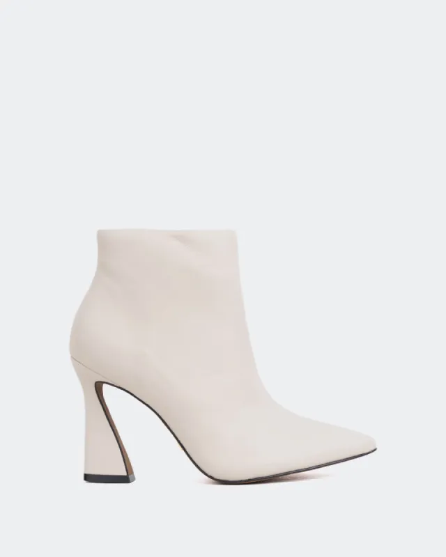 Gata Cream Leather sold by L'Intervalle