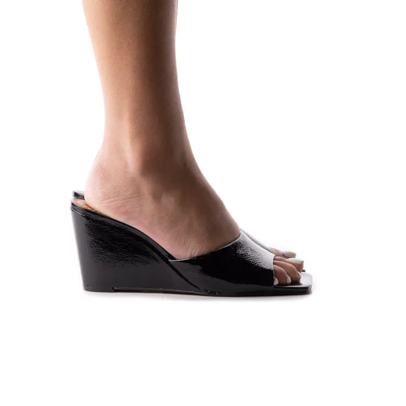 Toscana Black Naplack sold by L'Intervalle