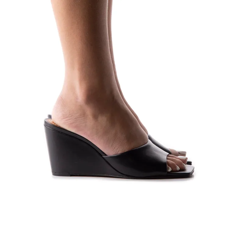 Toscana Black Leather sold by L'Intervalle