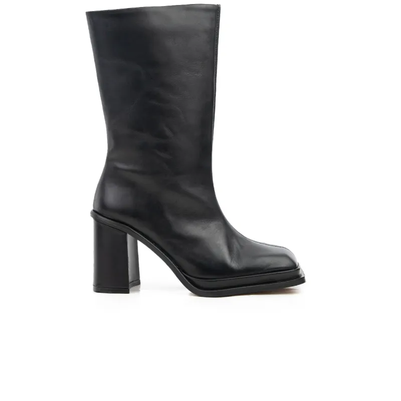 Chaumont Black Leather sold by L'Intervalle