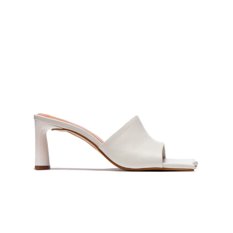 Singer White Leather sold by L'Intervalle