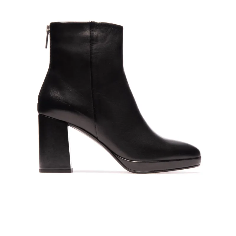 Stassi Black Leather sold by L'Intervalle
