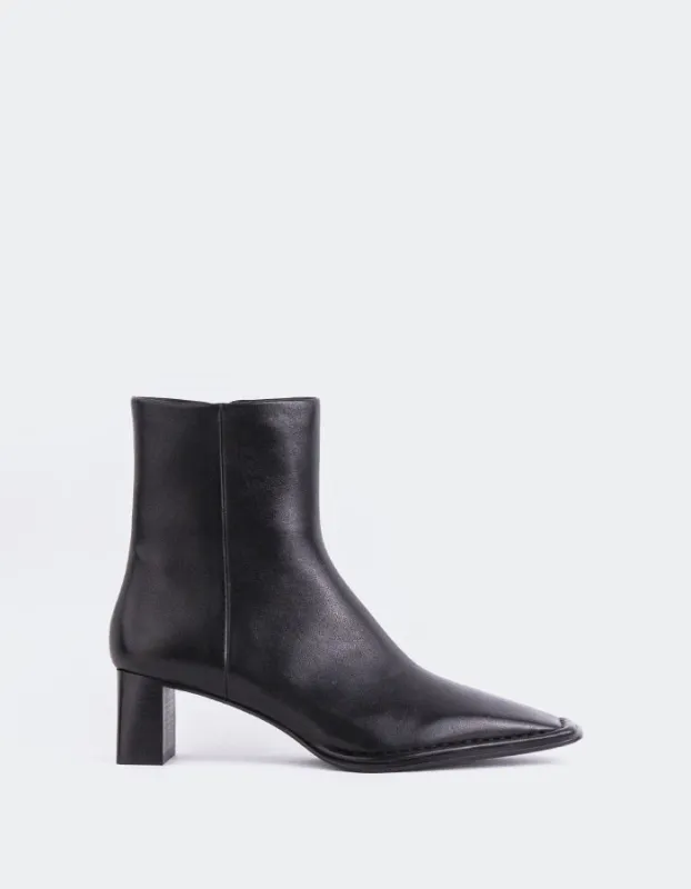 Caelum Black Leather sold by L'Intervalle