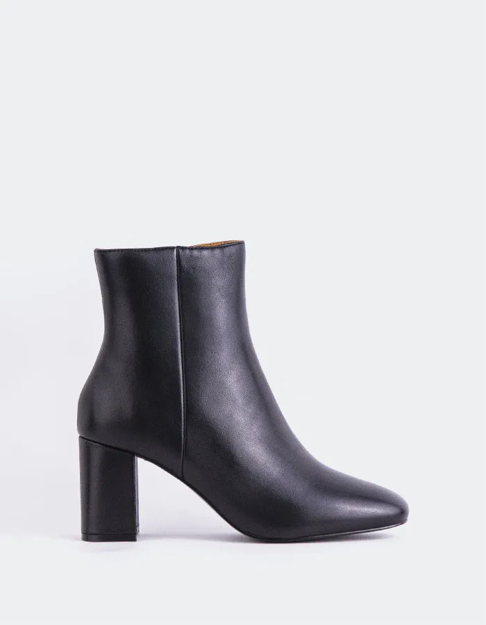 Sarchi Black Leather sold by L'Intervalle