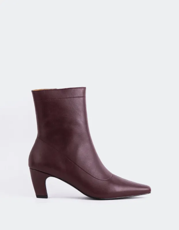 Zarcero Burgundy Leather sold by L'Intervalle