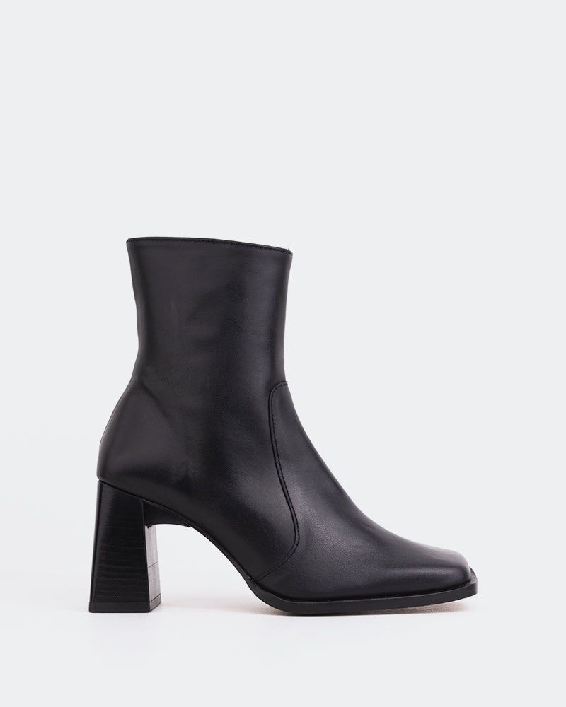 Chard Black Leather sold by L'Intervalle