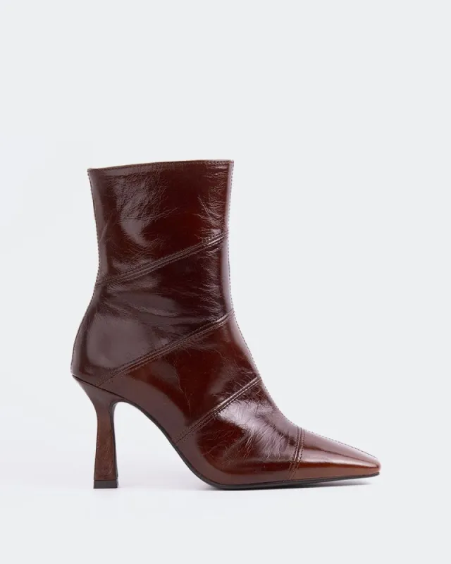 Saxton Chestnut Leather sold by L'Intervalle