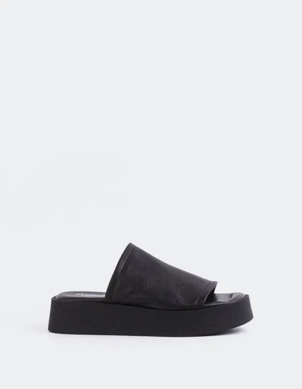 Dumpling Black Leather sold by L'Intervalle