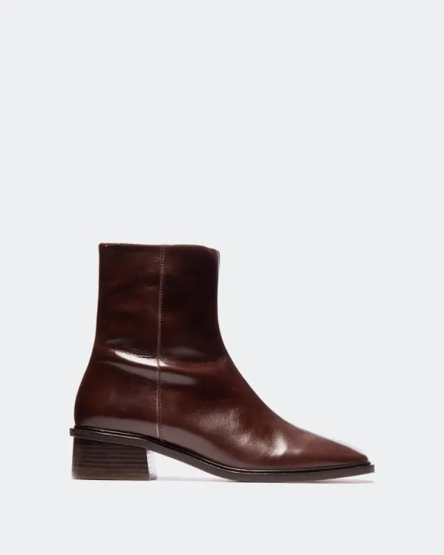 Dubbo Brown Leather sold by L'Intervalle