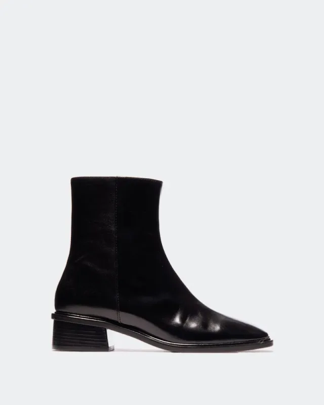 Dubbo Black Leather sold by L'Intervalle