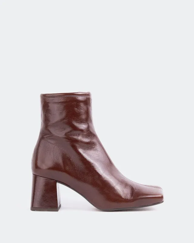 Almeria Chestnut Leather sold by L'Intervalle