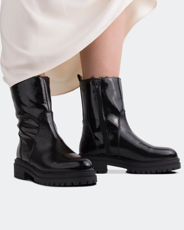 Oracus Black Naplack sold by L'Intervalle