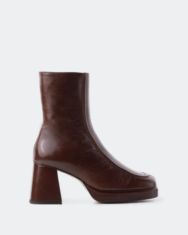 Westminster Chestnut Leather sold by L'Intervalle