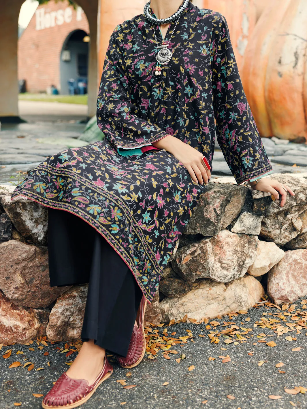 BLACK LAWN KURTI | AL-LK-1042/FB-1042A sold by Junaid Jamshed product image thumbnail 2