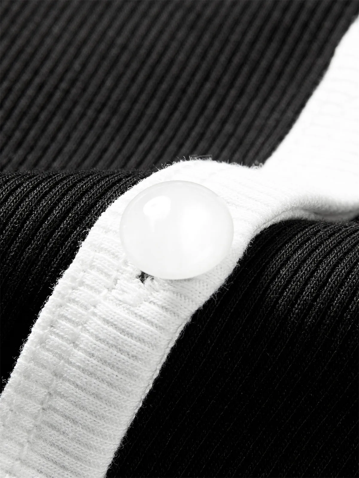 Women's U-Neck Contrast-Trim Cropped T-Shirt sold by PEACEBIRD product image thumbnail 5