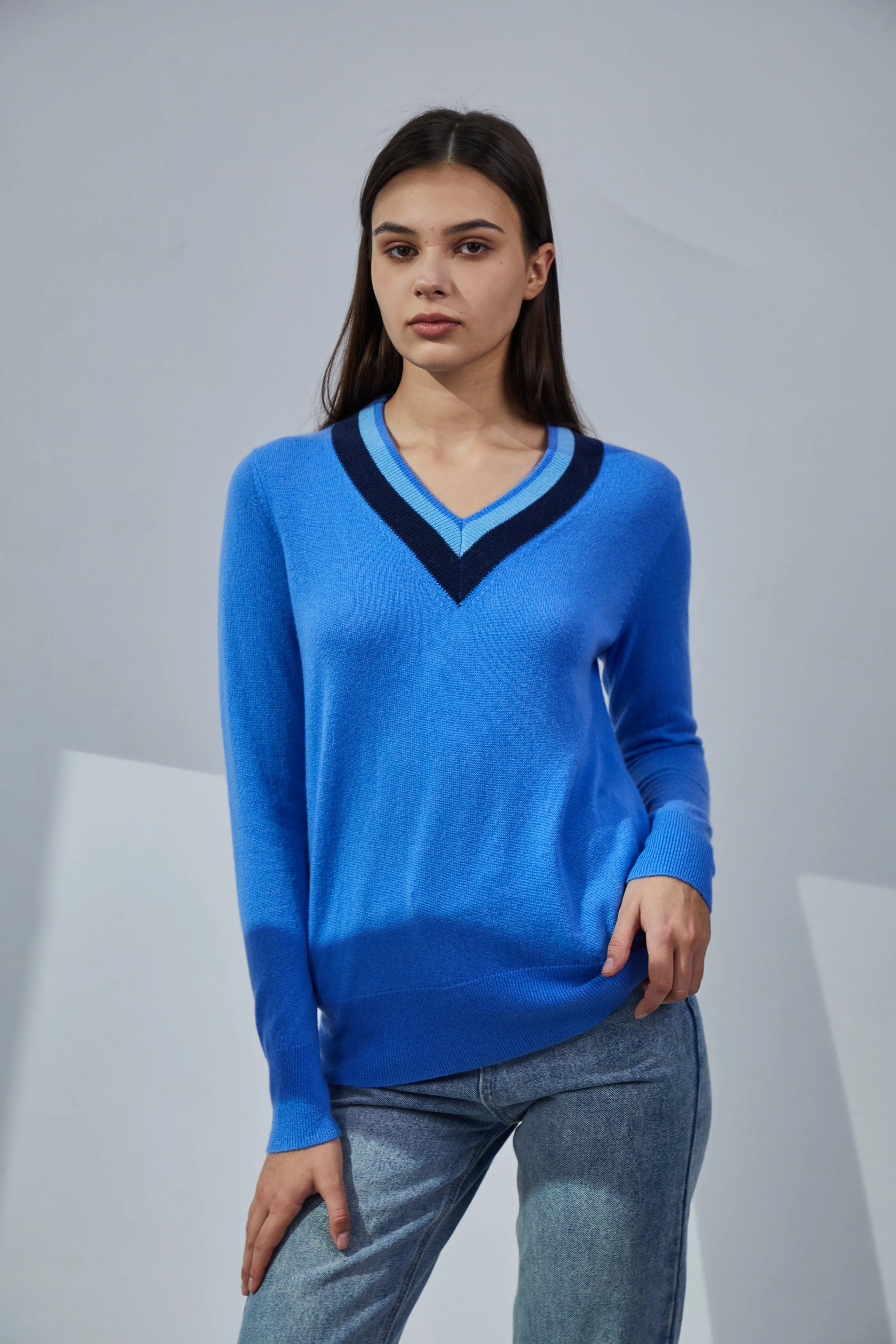 Contrasting V-neck Cashmere Sweater sold by Pissenlit