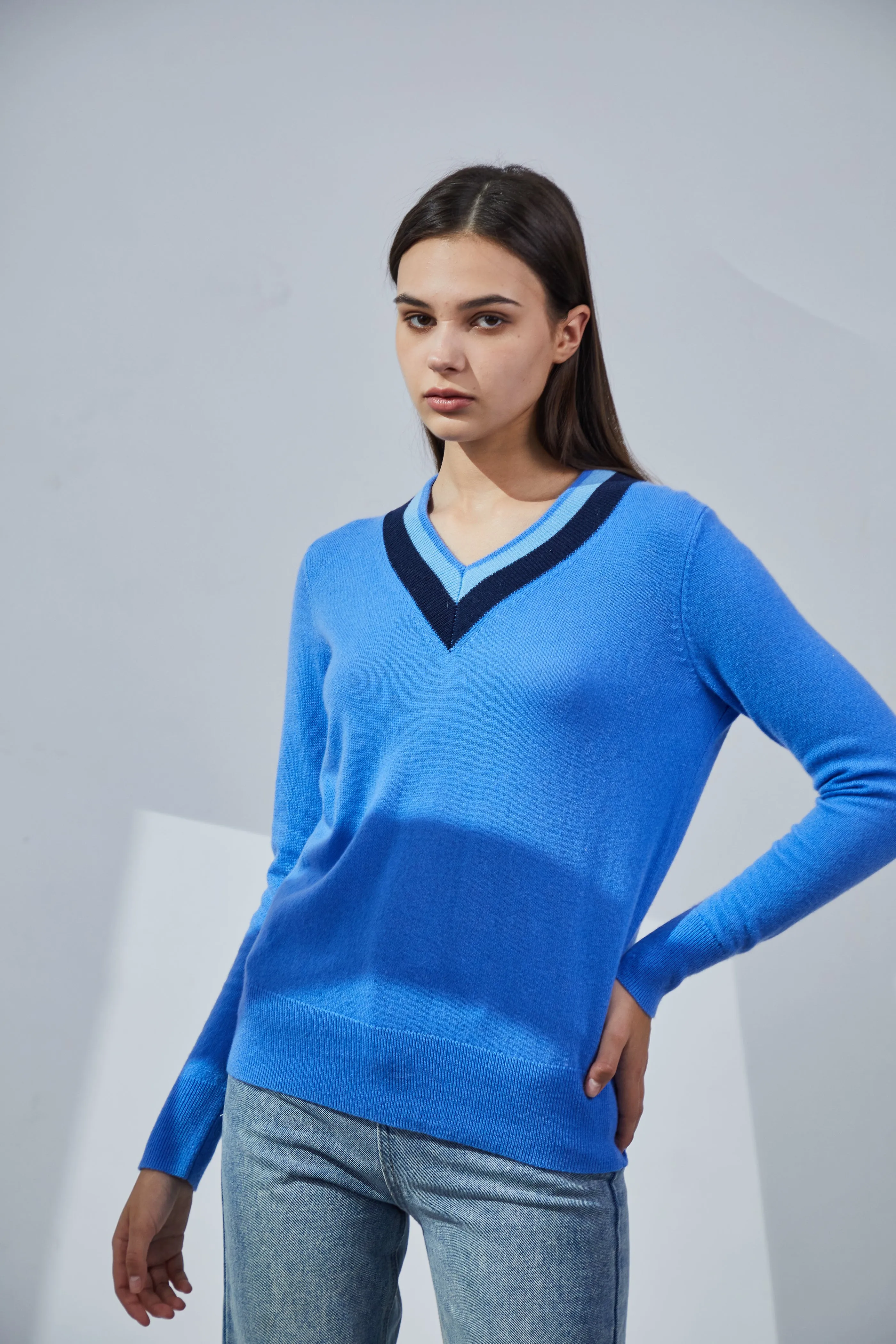 Contrasting V-neck Cashmere Sweater sold by Pissenlit product image thumbnail 4