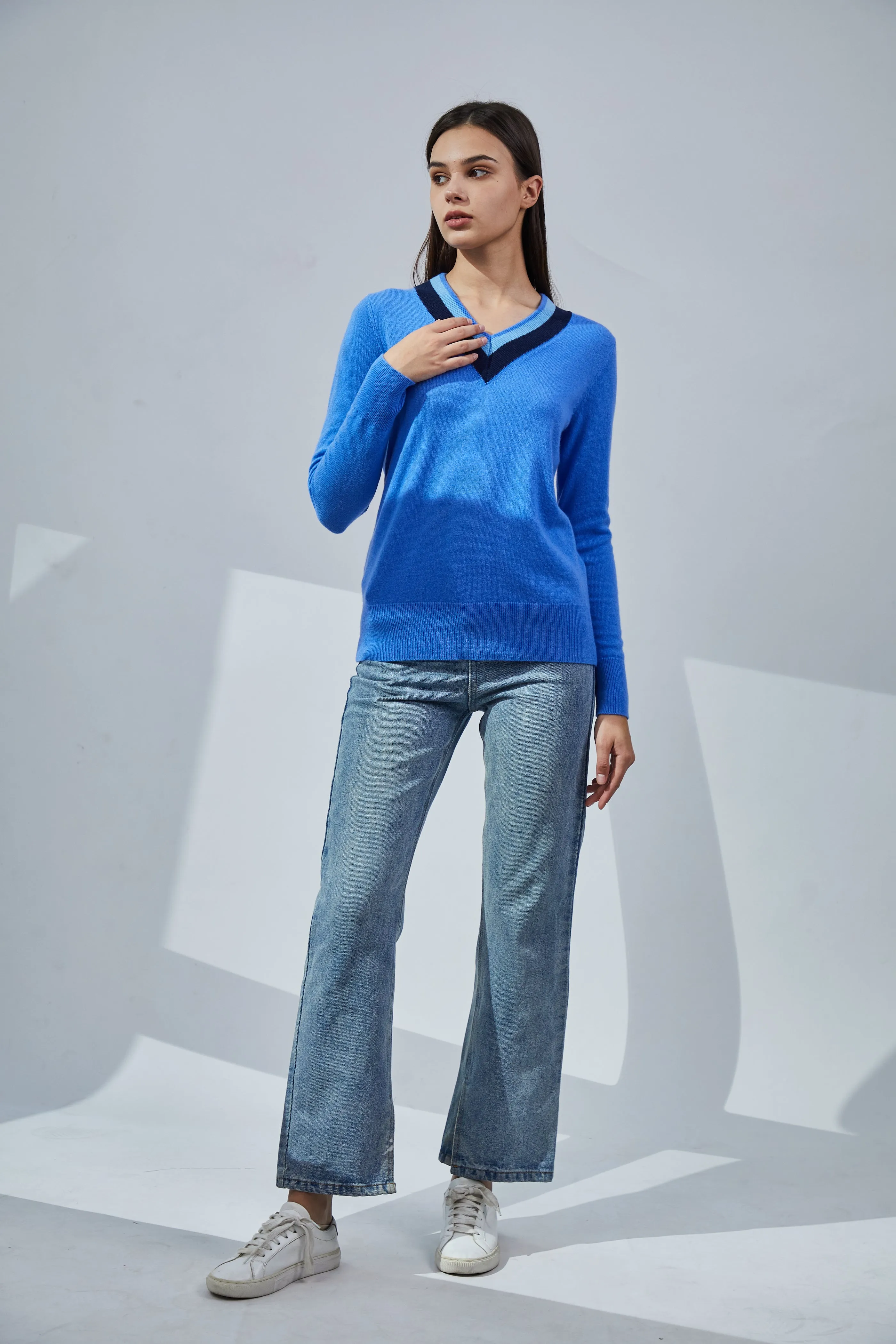 Contrasting V-neck Cashmere Sweater sold by Pissenlit product image thumbnail 5