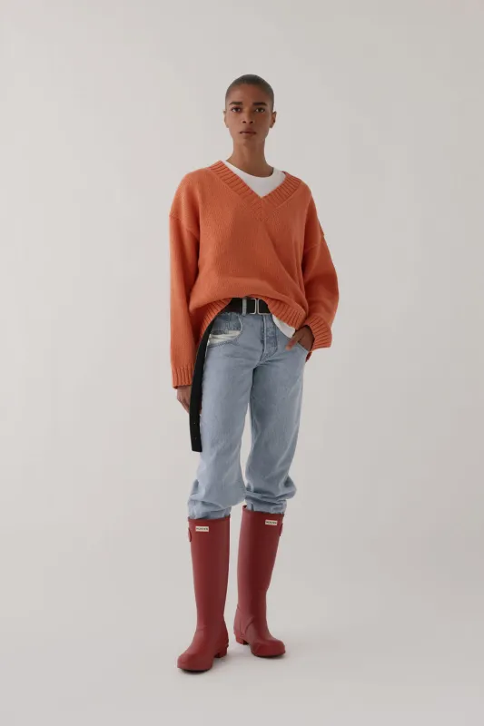 SLOANE VEE IN COTTON made by James Street Co.