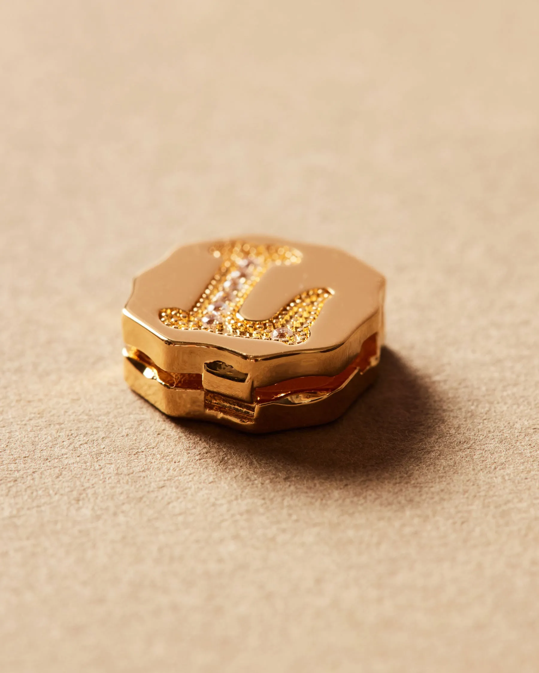 Charm Clip Bubble Vintage Letter L sold by Apodemia product image thumbnail 3