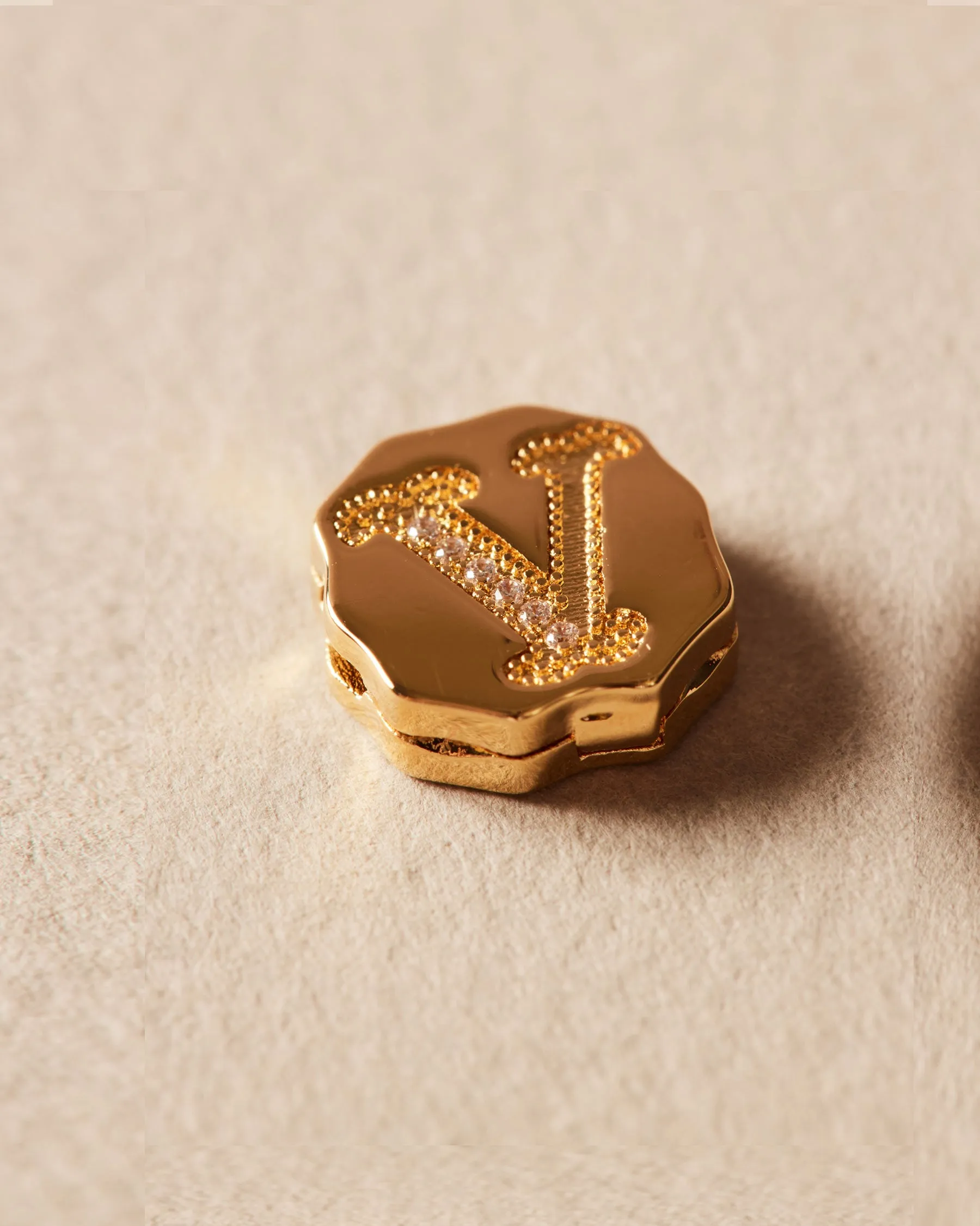 Charm Clip Bubble Vintage Letter V sold by Apodemia product image thumbnail 2