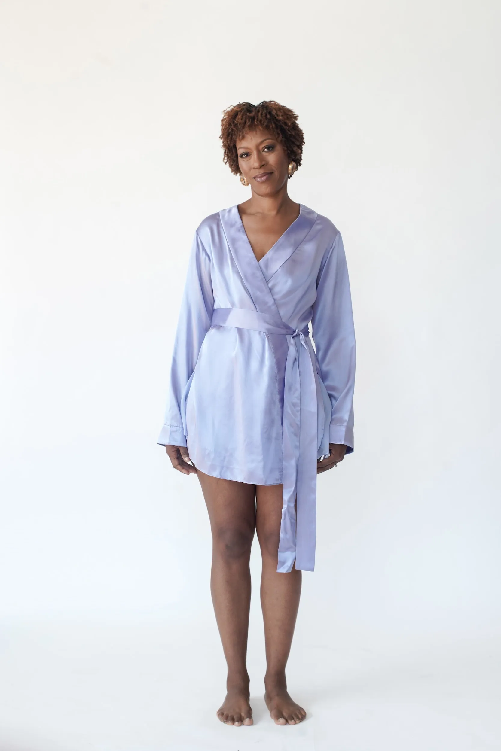 lola silk short robe in periwinkle blue sold by Je Mérite