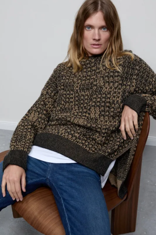 Crew Neck Long Sleeve with Pattern sold by Curio