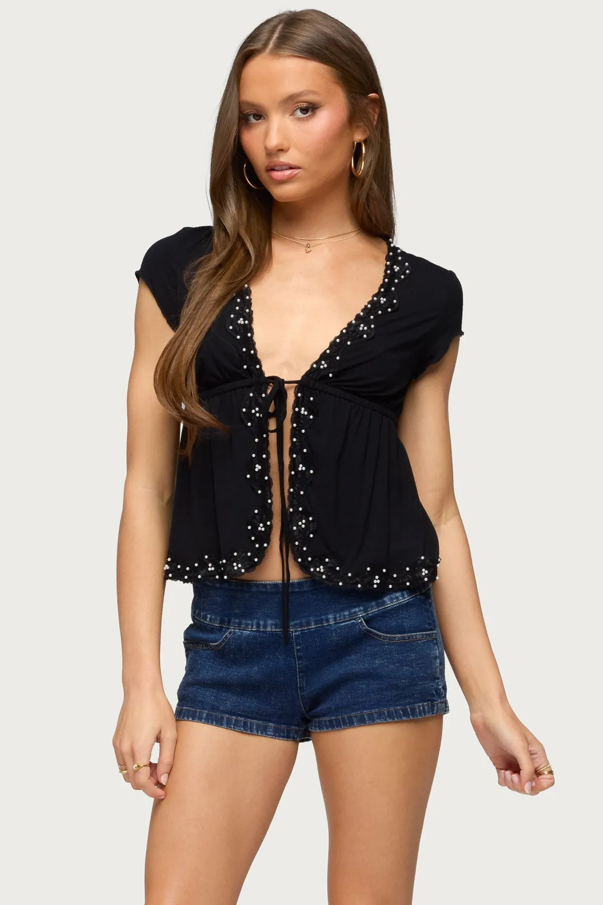 Sepede Lacey Pearl Tie Front Top sold by Edikted