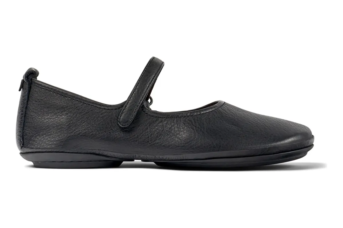 Right 201365 sold by The Walking Company